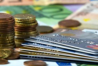 使用信用卡的额度是刷pos机划算还是直接取现划算？