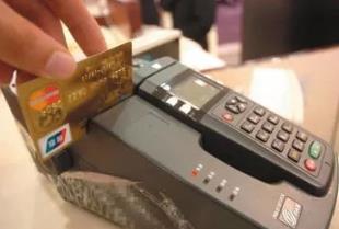 信用卡跟贷款利率对比哪个更划算？配图